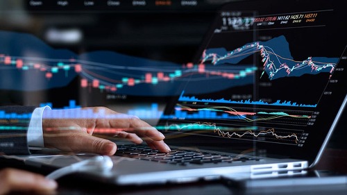 Anzugtraeger-Laptop-Boerse-178557804-AS-ipopba