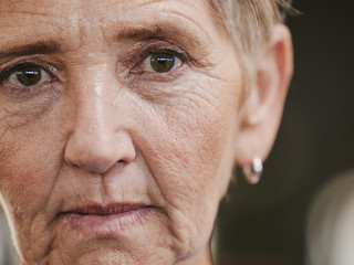 Frau-571884693-AS-peopleimages-com