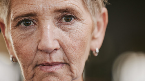 Frau-571884693-AS-peopleimages-com