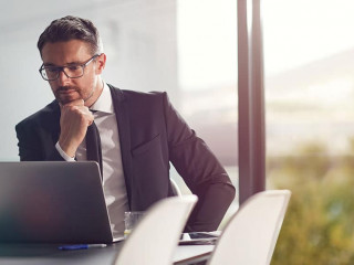 Anzugtraeger-Laptop-563258921-AS-peopleimages-com