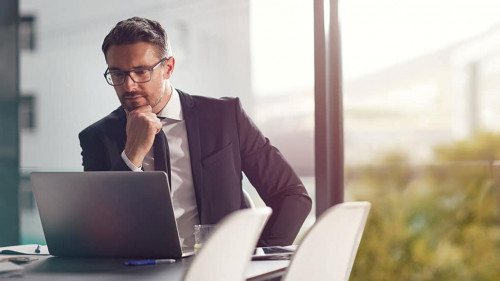 Anzugtraeger-Laptop-563258921-AS-peopleimages-com