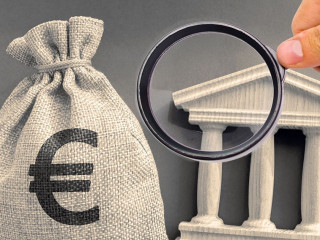 Euro-Sack-Lupe-Bank-444744098-AS-Andrii-Yalanskyi