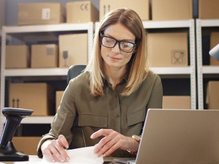 Frau-Lager-329451916-AS-VAKSMANV