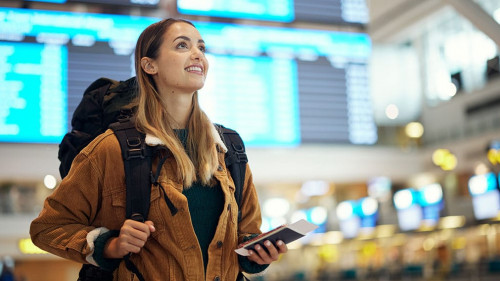 Frau-Flughafen-569821468-AS-peopleimages-com