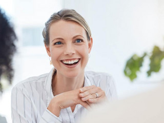 Frau-Gespraech-542116911-AS-Wesley-J-peopleimages-com