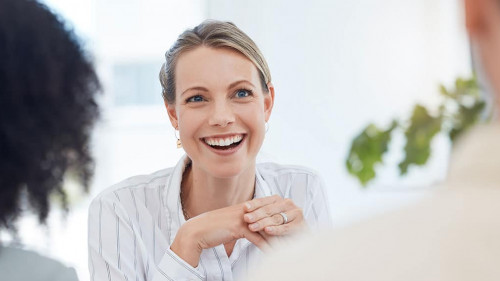 Frau-Gespraech-542116911-AS-Wesley-J-peopleimages-com