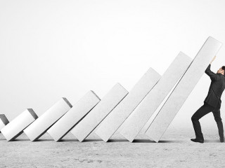 Dominos-Anzugtraeger-50457169-AS-peshkova