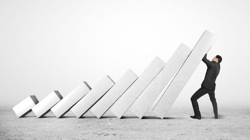 Dominos-Anzugtraeger-50457169-AS-peshkova