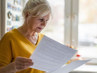 Frau-Brief-551540969-AS-pikselstock