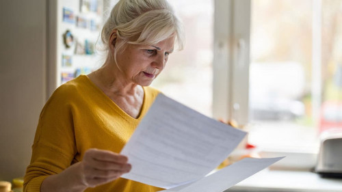 Frau-Brief-551540969-AS-pikselstock