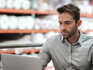 Mann-Laptop-Warenlager-270404826-AS-mavoimages