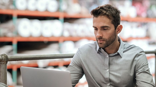 Mann-Laptop-Warenlager-270404826-AS-mavoimages