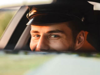 Mann-Rueckspiegel-220099972-AS-Drobot-Dean