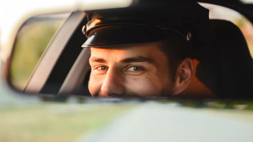 Mann-Rueckspiegel-220099972-AS-Drobot-Dean