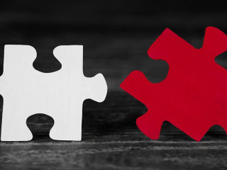 Zwei Puzzle Teile in weiß und rot für Konzepte