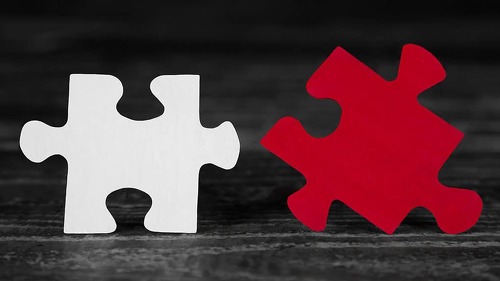 Zwei Puzzle Teile in weiß und rot für Konzepte