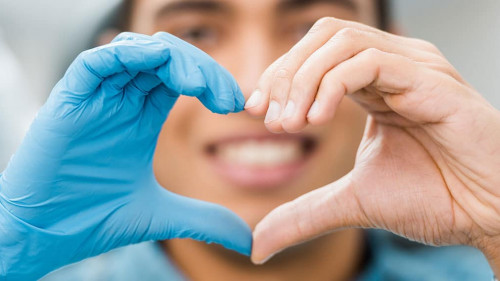 Arzt-Patient-Herz-240982430-AS-LIGHTFIELD-STUDIOS