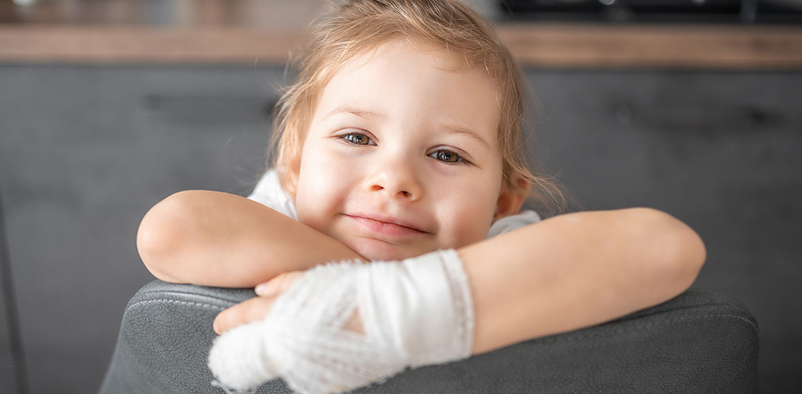 Little girl with broken finger at the doctor's appointment in the hospital