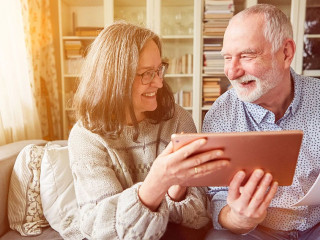 Frau-mann-Unterlagen-521161322-AS-Robert-Kneschke