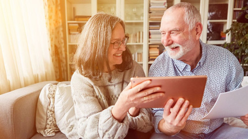 Frau-mann-Unterlagen-521161322-AS-Robert-Kneschke