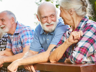 Senioren als Freunde auf einem Sommer Ausflug