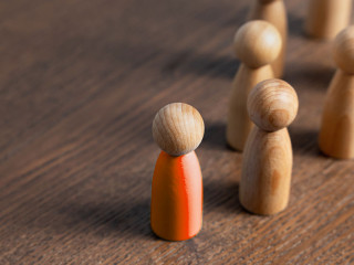 People follow the leader. The art of leading. Social skills. Guide. Cooperation and teamwork. Get people to join you. Business management, human resources. Collaboration.