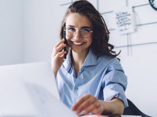 Frau-Laptop-Telefon-307276433-AS-BullRun