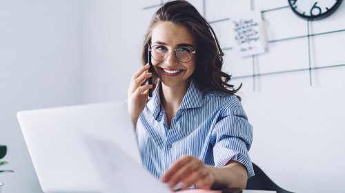 Frau-Laptop-Telefon-307276433-AS-BullRun