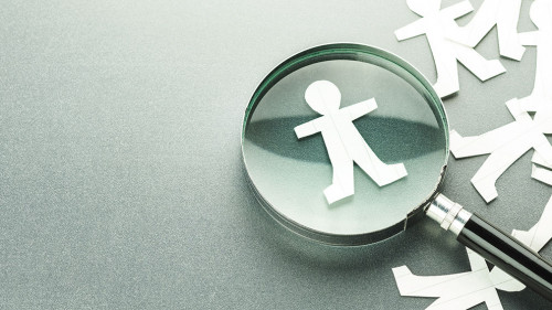 Menschen-Ausschnitte-Lupe-498804112-AS-patpitchaya