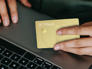 haende-laptop-Kreditkarte-2023-tfbank-de