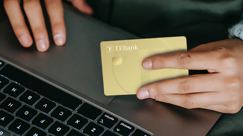 haende-laptop-Kreditkarte-2023-tfbank-de