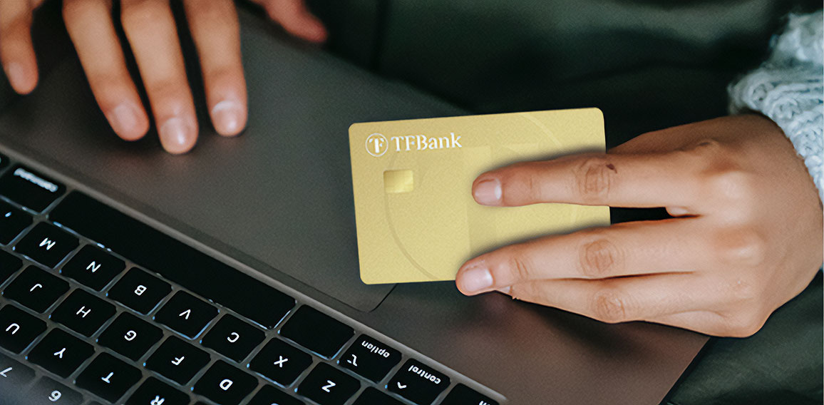 haende-laptop-Kreditkarte-2023-tfbank-de