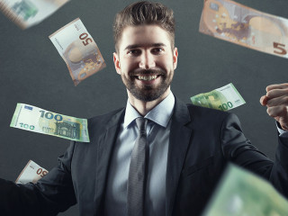 Geld regnet auf jungen Mann