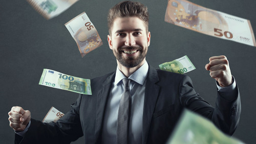 Geld regnet auf jungen Mann