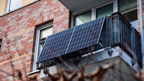 Balkonkraftwerk an einem Mehrfamilienhaus in Düsseldorf