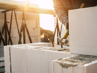 Hausbau Maurer bei der Arbeit