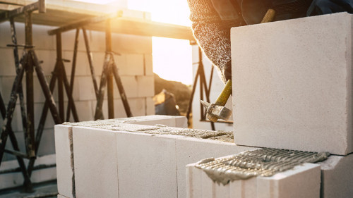 Hausbau Maurer bei der Arbeit