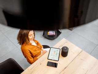 Frau-Smart-Home-308965173-AS-rh2010