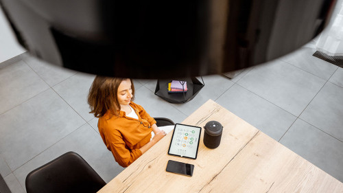 Frau-Smart-Home-308965173-AS-rh2010