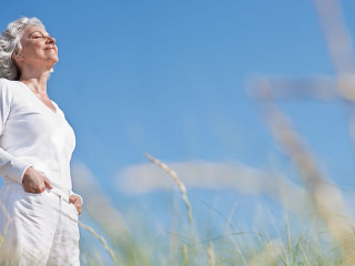 attraktive, grauhaarige Seniorin genießt das Meer