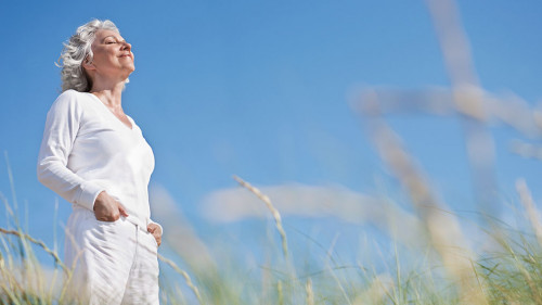 attraktive, grauhaarige Seniorin genießt das Meer