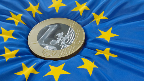 Euromünze auf Europaflagge