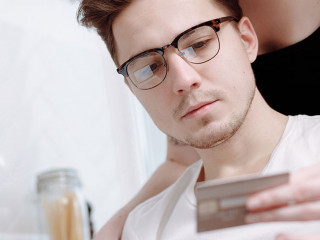 Mann-Frau-Kreditkarte-6237998-PX-Thirdman