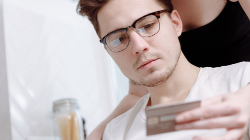 Mann-Frau-Kreditkarte-6237998-PX-Thirdman