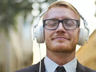 Anzugtraeger-Kopfhoerer-3771813-PX-Andrea-Piacquadio