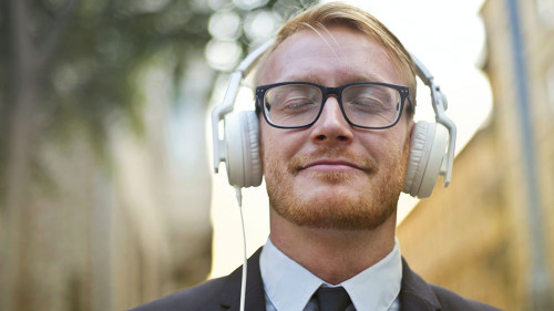 Anzugtraeger-Kopfhoerer-3771813-PX-Andrea-Piacquadio