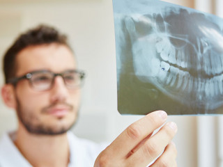 Zahnarzt analysiert Gebiss Befund