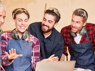 Handwerker Team am Laptop Computer