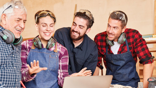 Handwerker Team am Laptop Computer