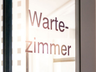 Wartezimmer einer Arztpraxis, leer, Sonnenlicht und Textfreiraum